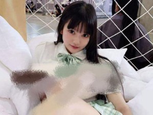 jk美女扒开胸罩露出奶 ：JK 美女扒开胸罩露出奶，引发众人围观热议