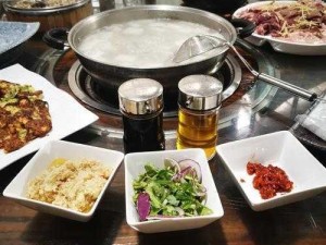 不休的乌拉拉火嘟嘟钟爱的美食探秘：神秘食物引狂欢